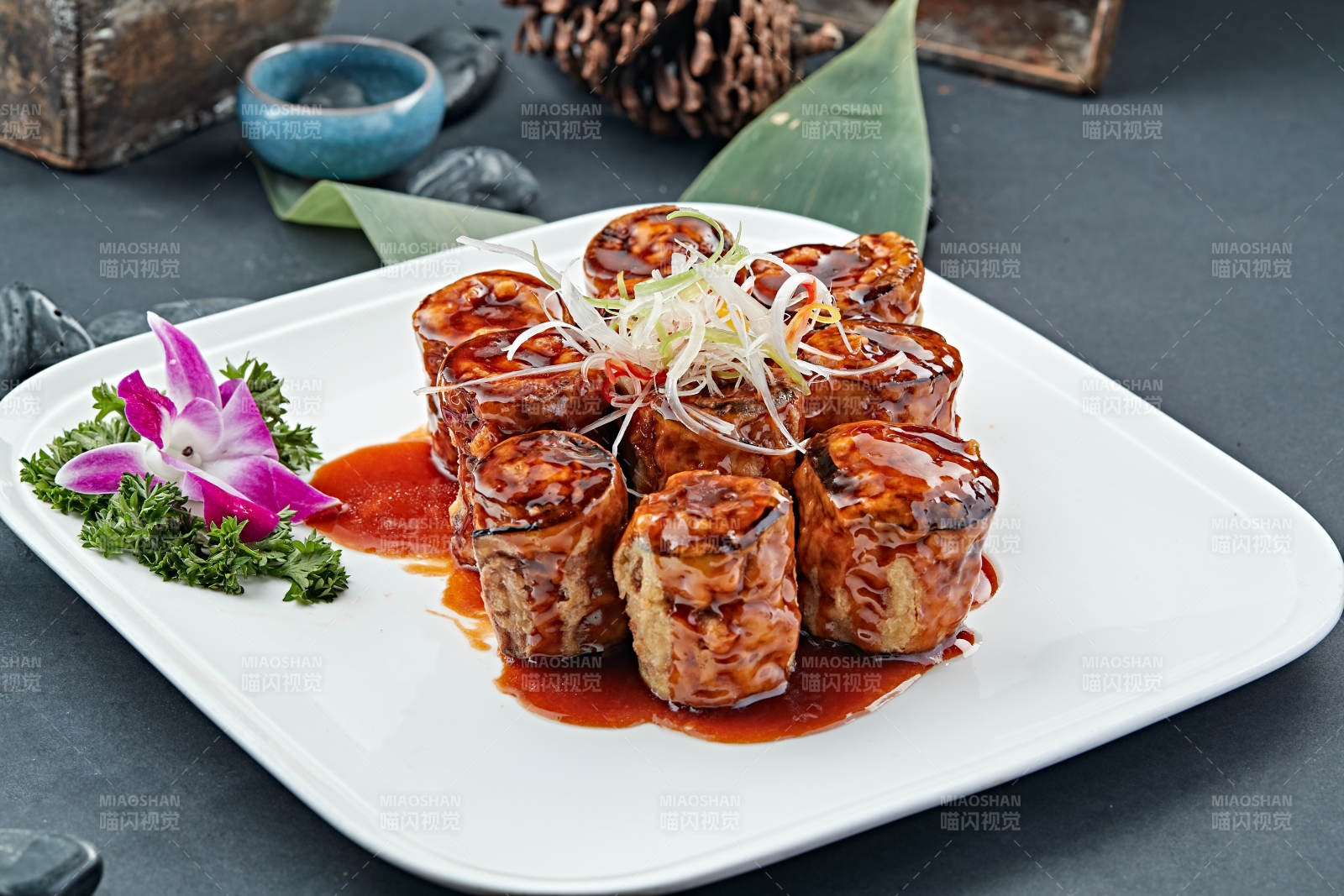 红烧浇汁肉馅茄子卷图片