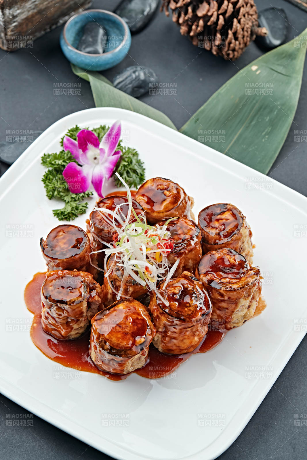 红烧浇汁肉馅茄子卷图片