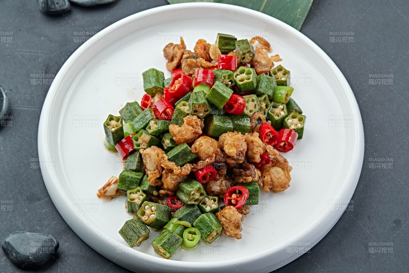 辣子小炒秋葵扇贝丁图片