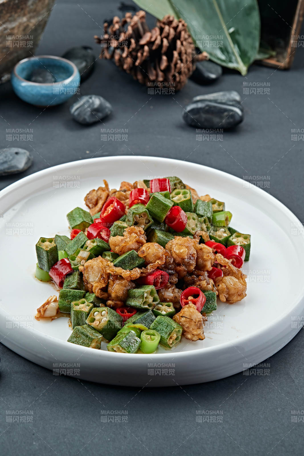 辣子小炒秋葵扇贝丁图片