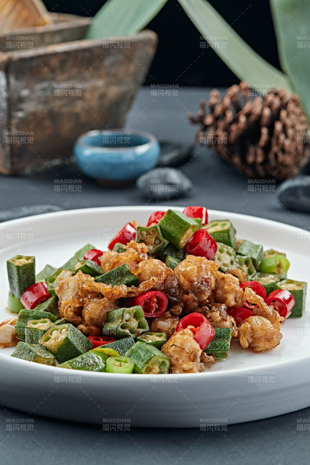 辣子小炒秋葵扇贝丁图片