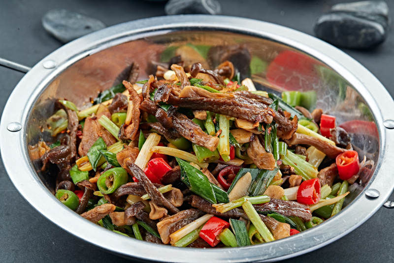 辣子茶树菇青蒜炒猪头肉图片