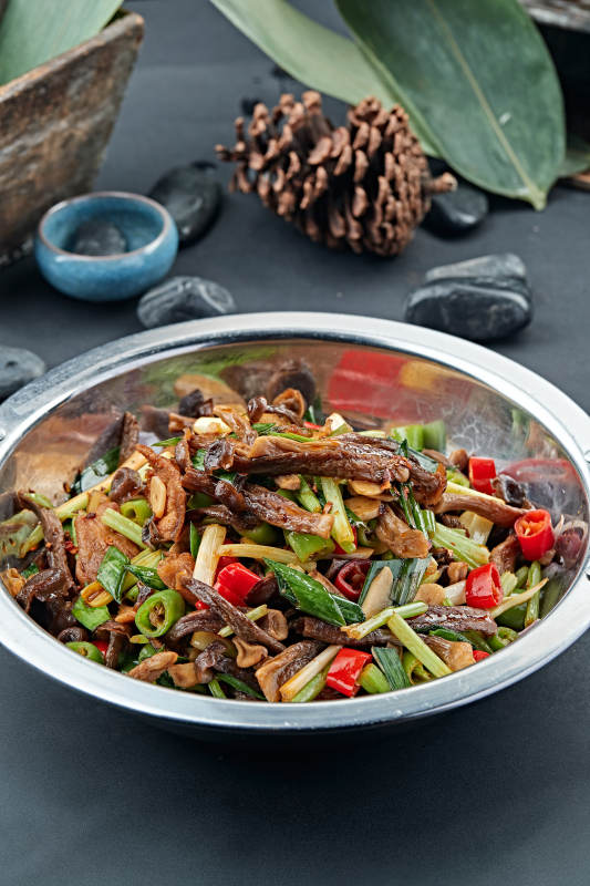 辣子茶树菇青蒜炒猪头肉图片
