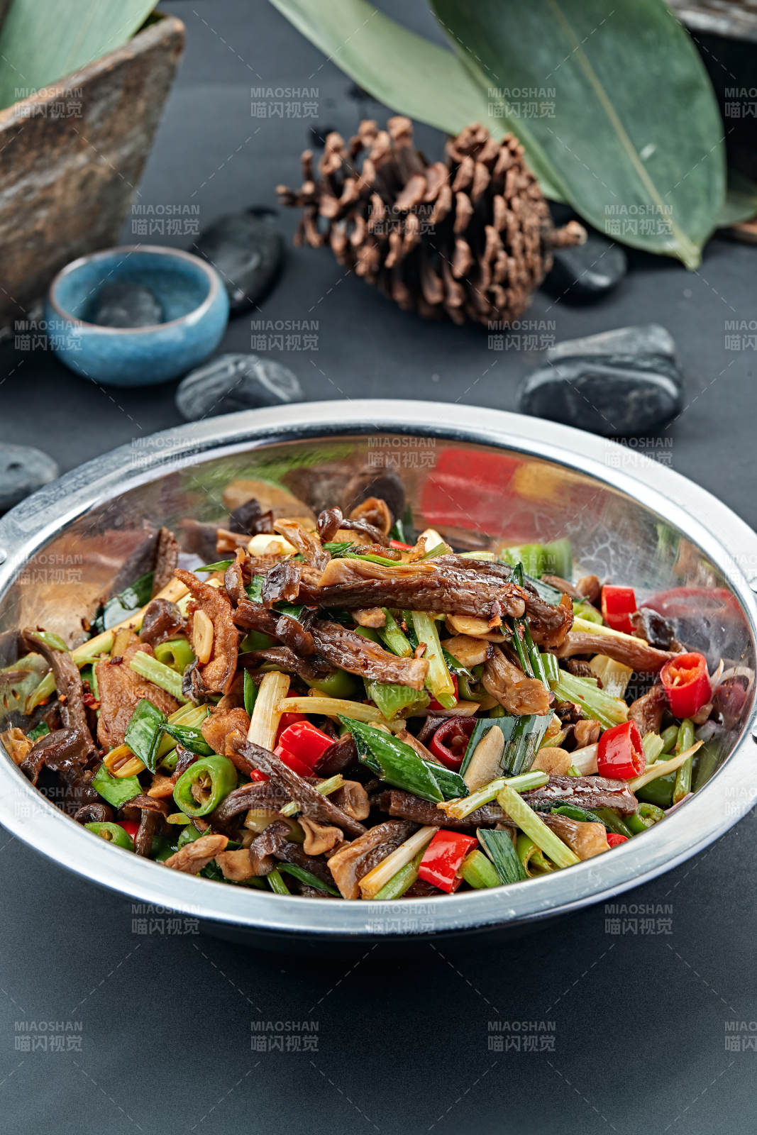 辣子茶树菇青蒜炒猪头肉图片