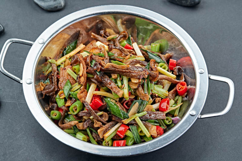 辣子茶树菇青蒜炒猪头肉图片