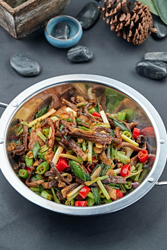 辣子茶树菇青蒜炒猪头肉图片