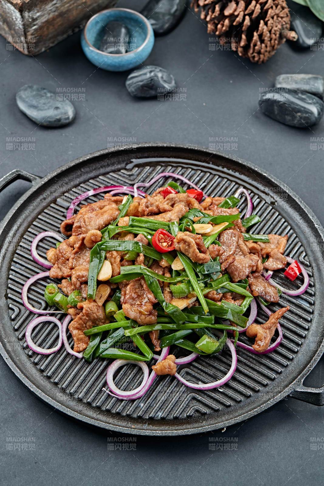 炙子烤沙葱草原小羊肉图片