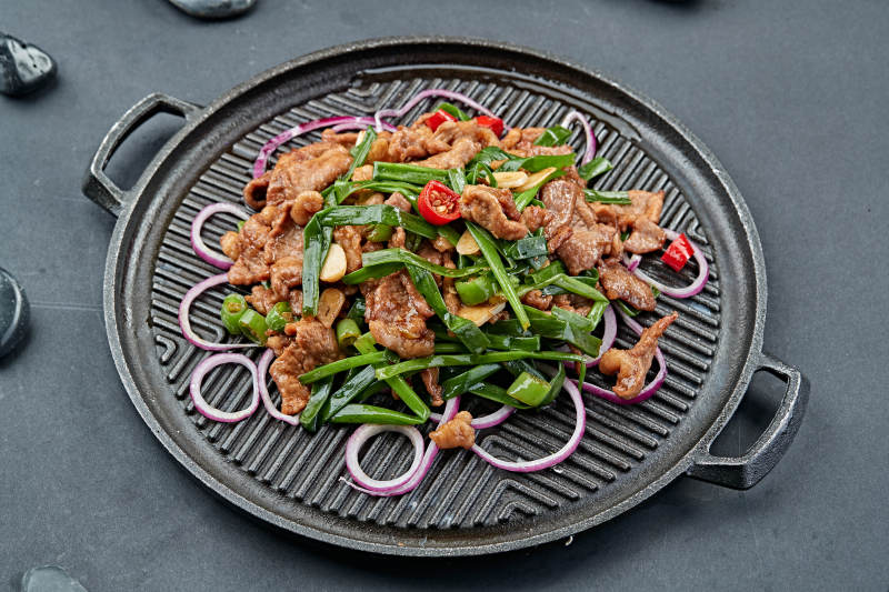 炙子烤沙葱草原小羊肉图片