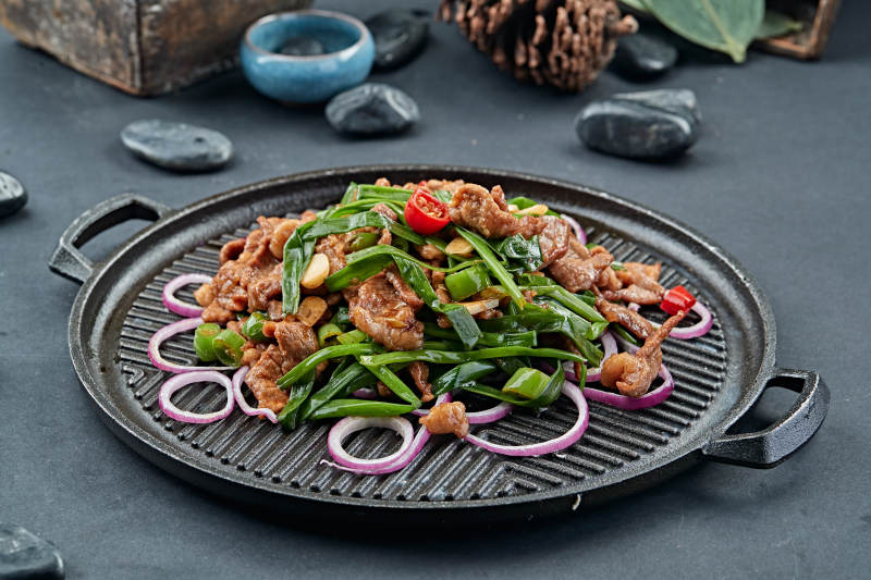 炙子烤沙葱草原小羊肉图片