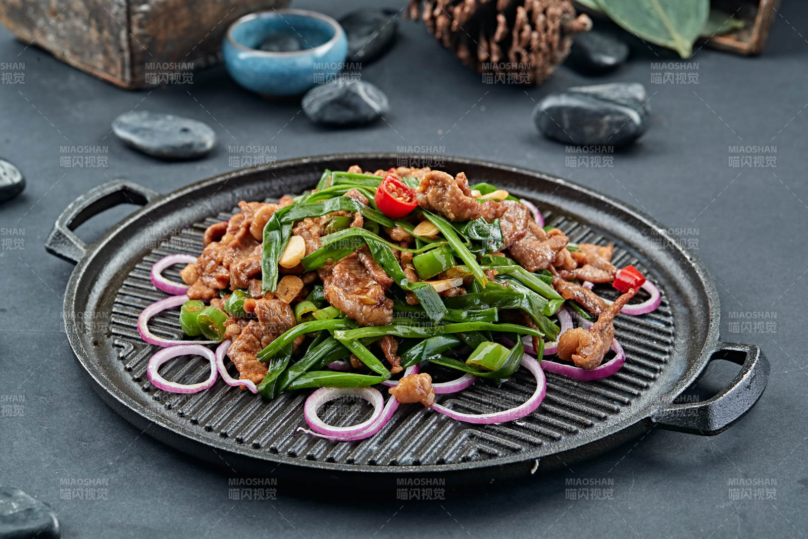 炙子烤沙葱草原小羊肉图片