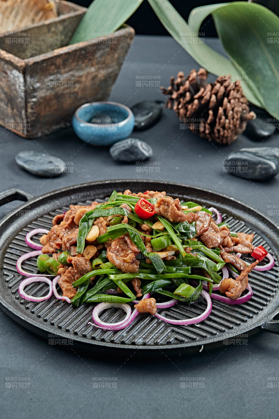 炙子烤沙葱草原小羊肉图片