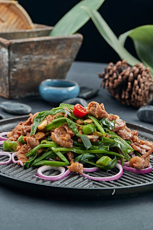 炙子烤沙葱草原小羊肉图片