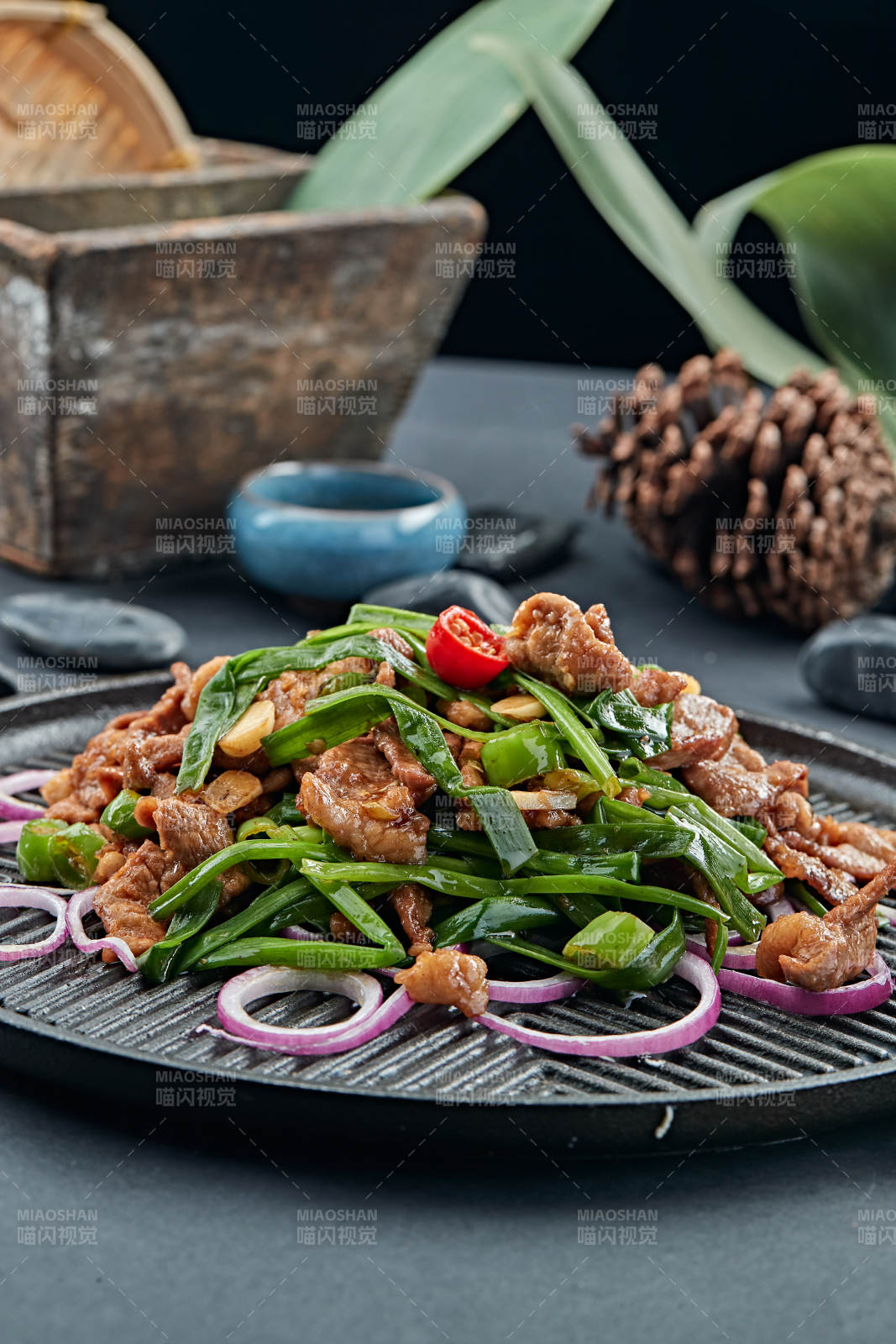 炙子烤沙葱草原小羊肉图片