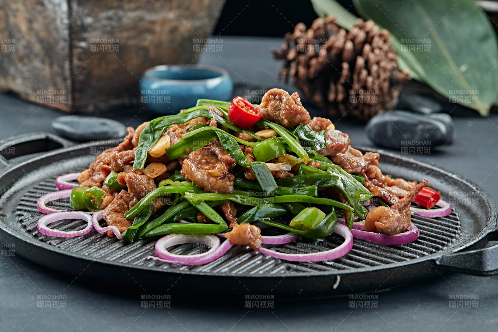 炙子烤沙葱草原小羊肉图片