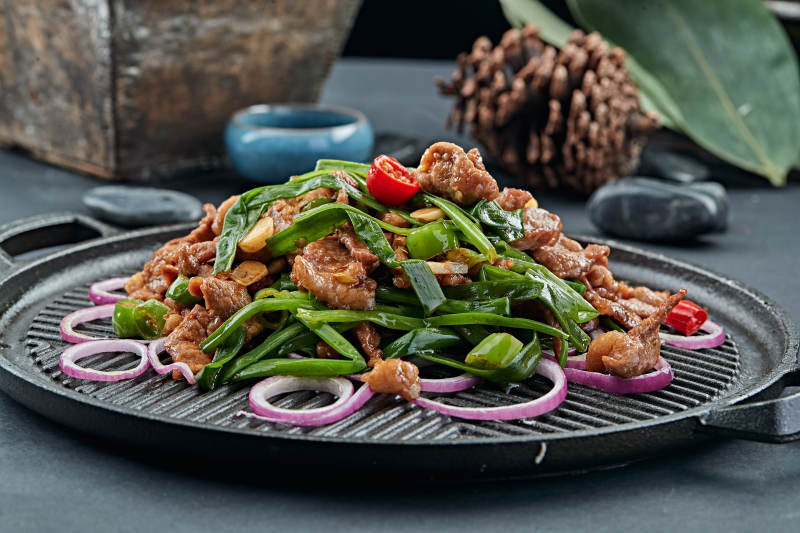 炙子烤沙葱草原小羊肉图片