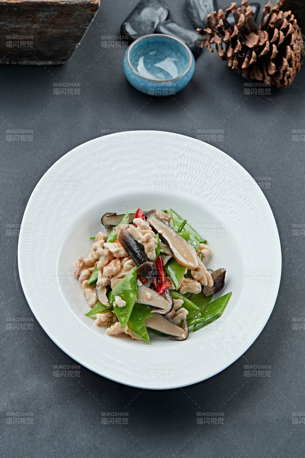 小炒香辣桃仁荷兰豆鸡枞菌图片