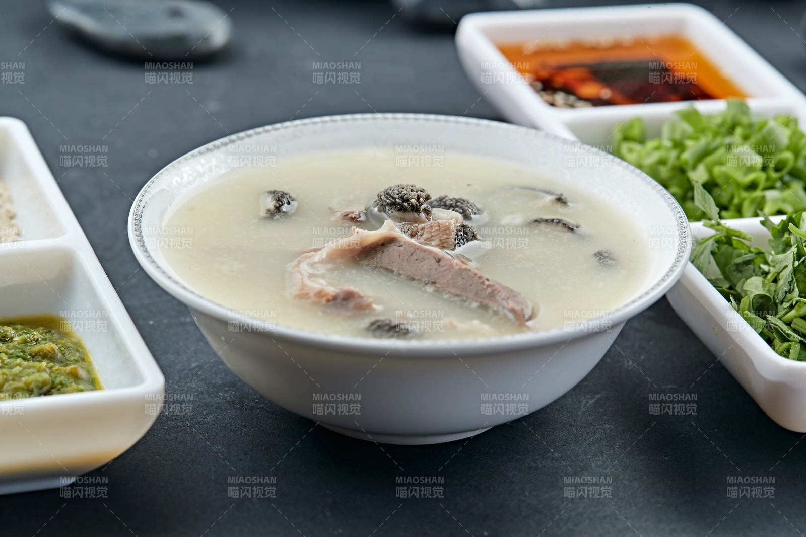 酸汤砂锅羊杂碎图片