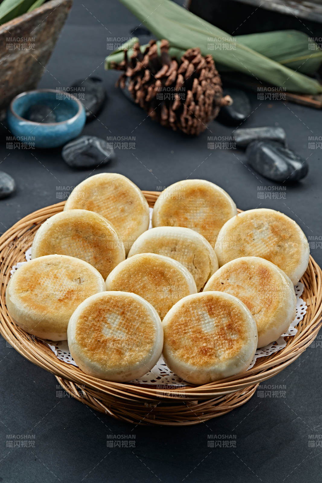 酱羊肉馅烤包子图片