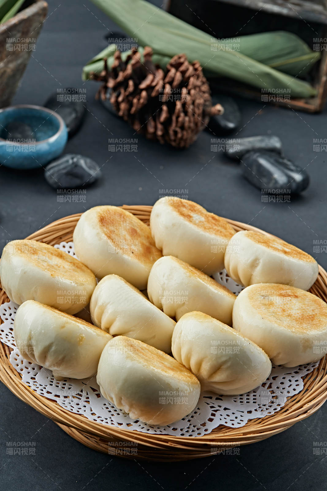 酱羊肉馅烤包子图片