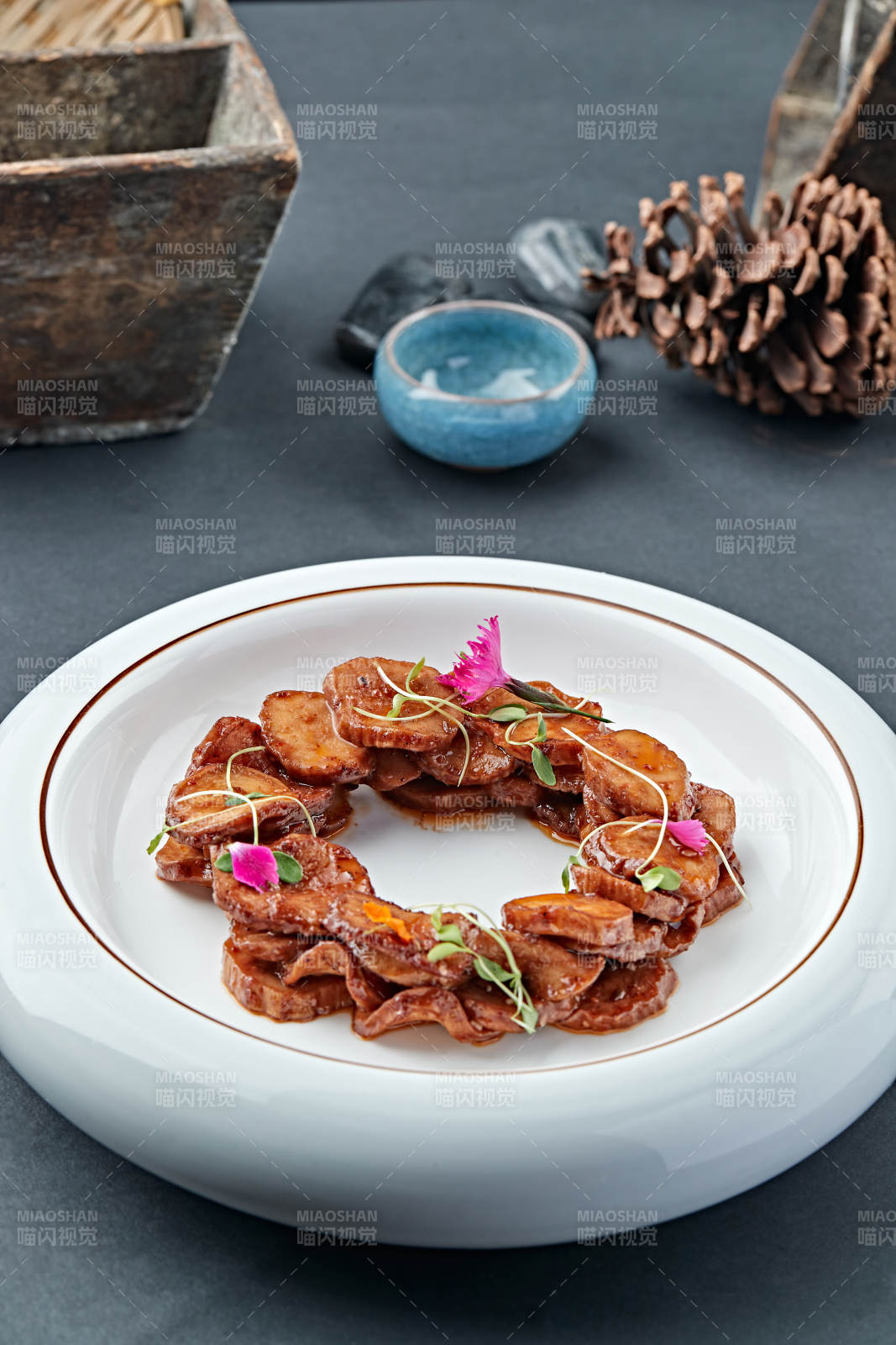 白色瓷盘装的糖腌杏鲍菇片图片