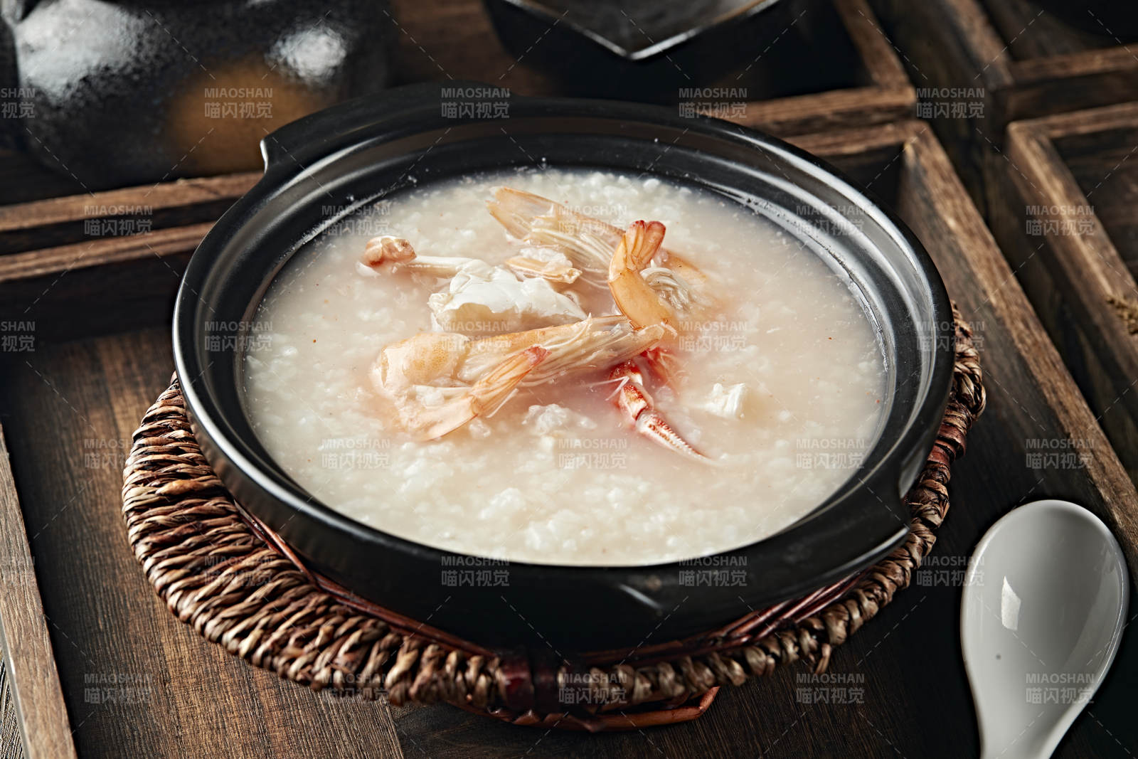 港式砂锅生滚海鲜白粥图片