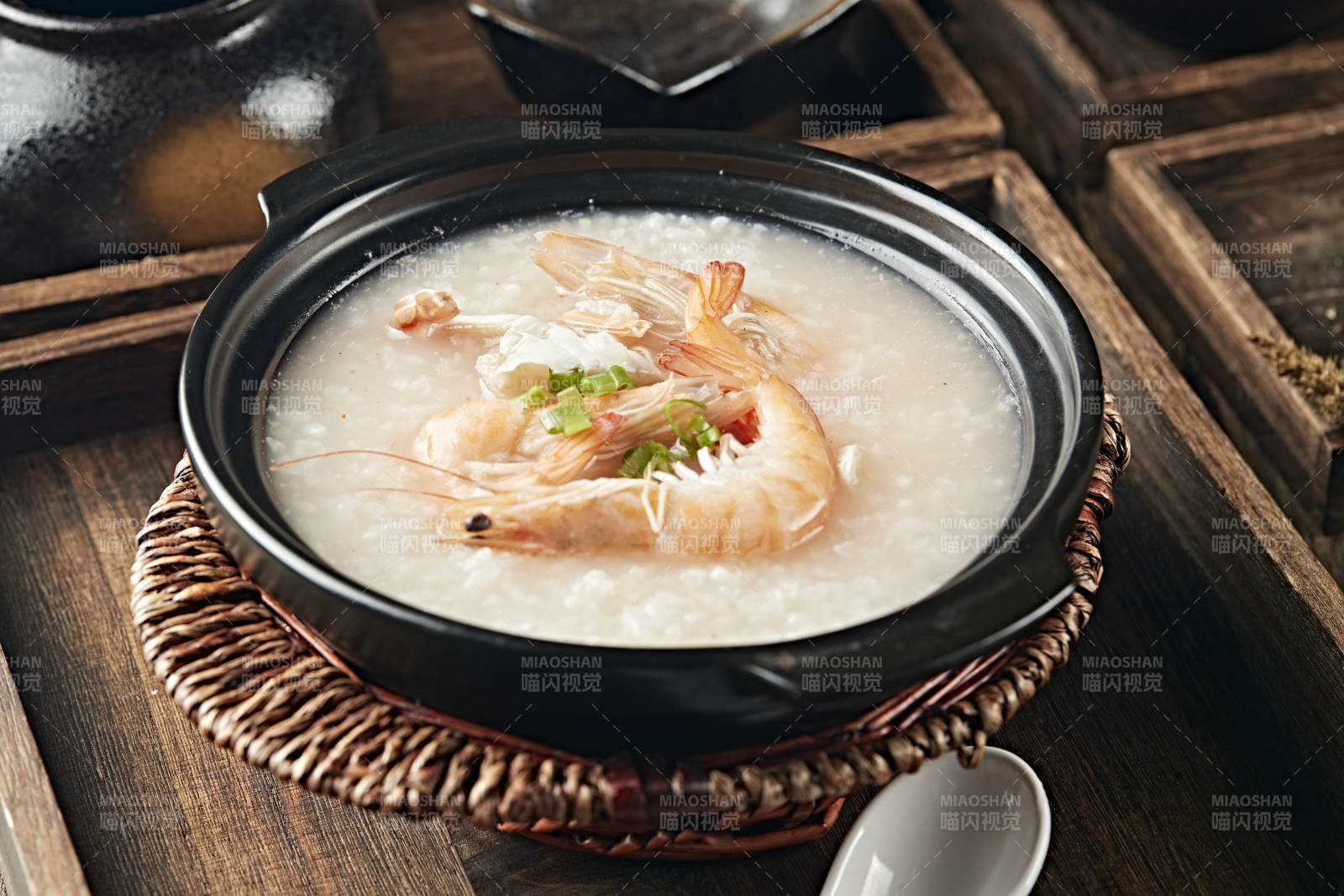 港式砂锅生滚海鲜白粥图片
