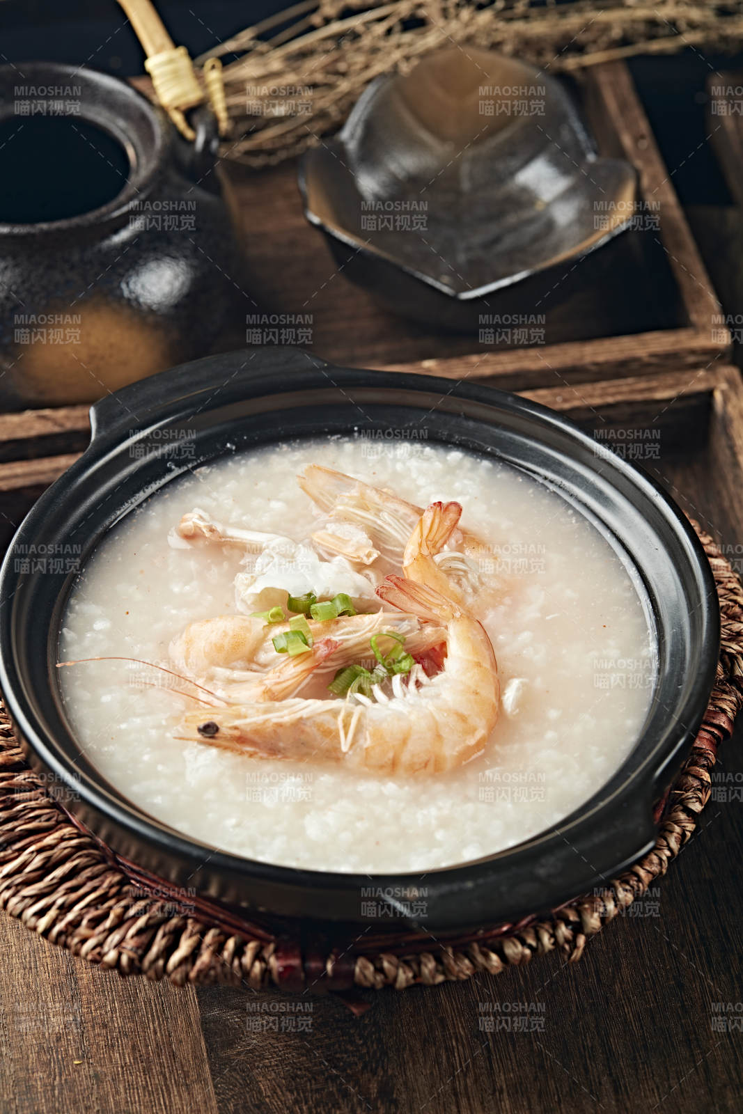 港式砂锅生滚海鲜白粥图片