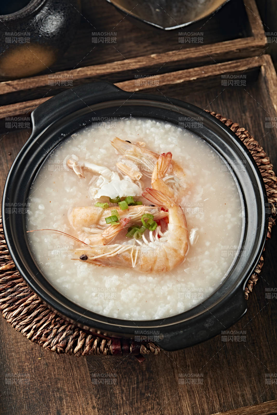 港式砂锅生滚海鲜白粥图片