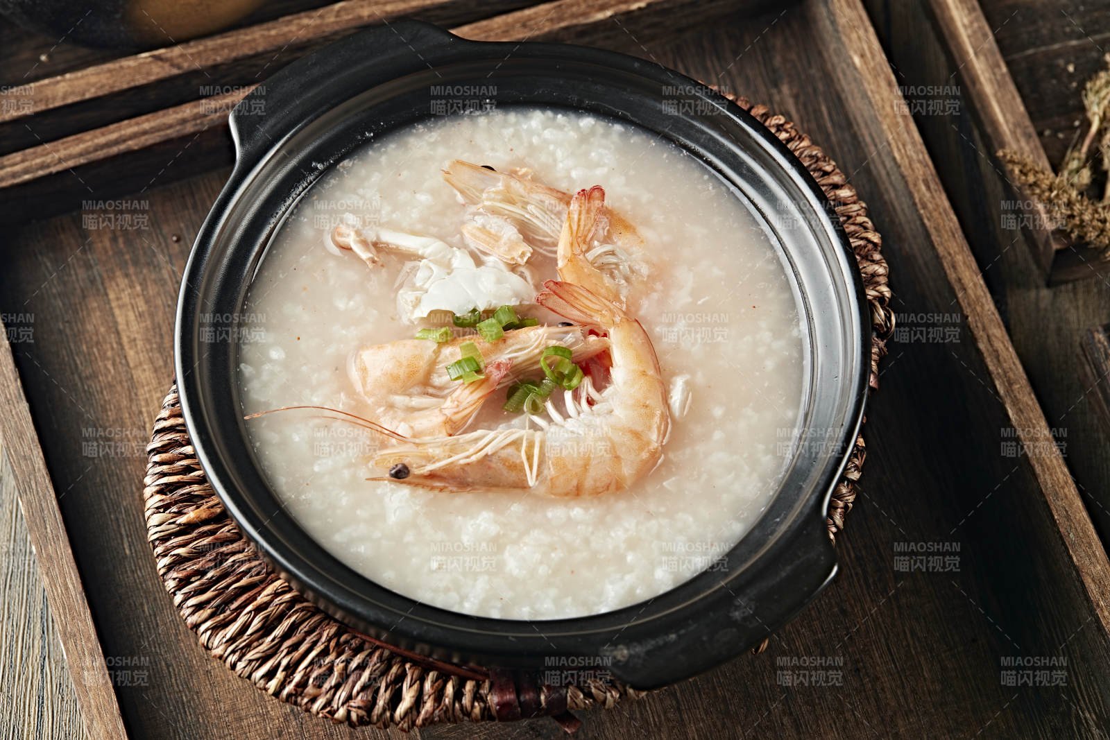 港式砂锅生滚海鲜白粥图片