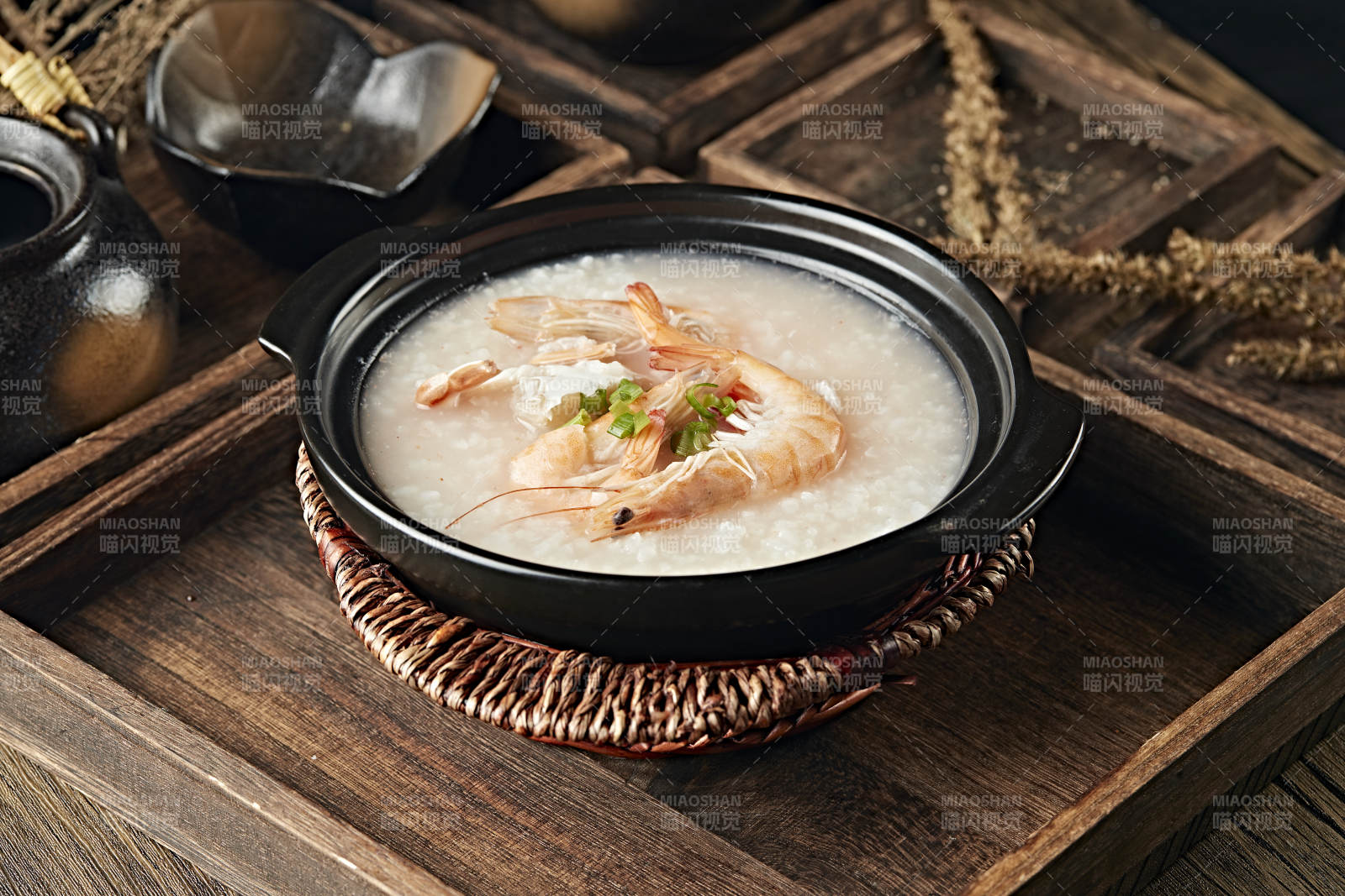 港式砂锅生滚海鲜白粥图片