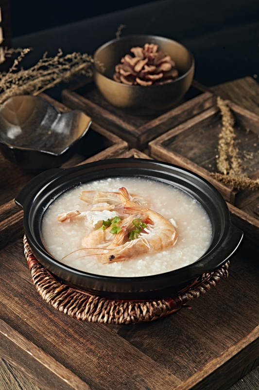 港式砂锅生滚海鲜白粥图片