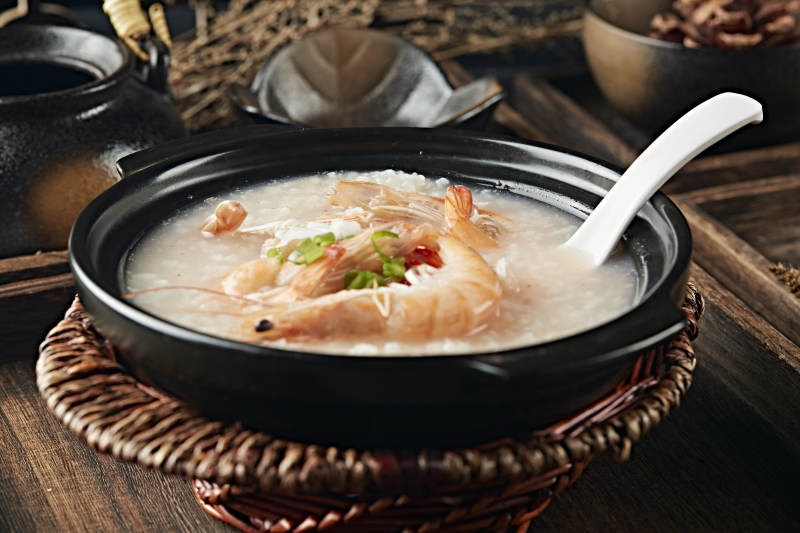 港式砂锅生滚海鲜白粥图片
