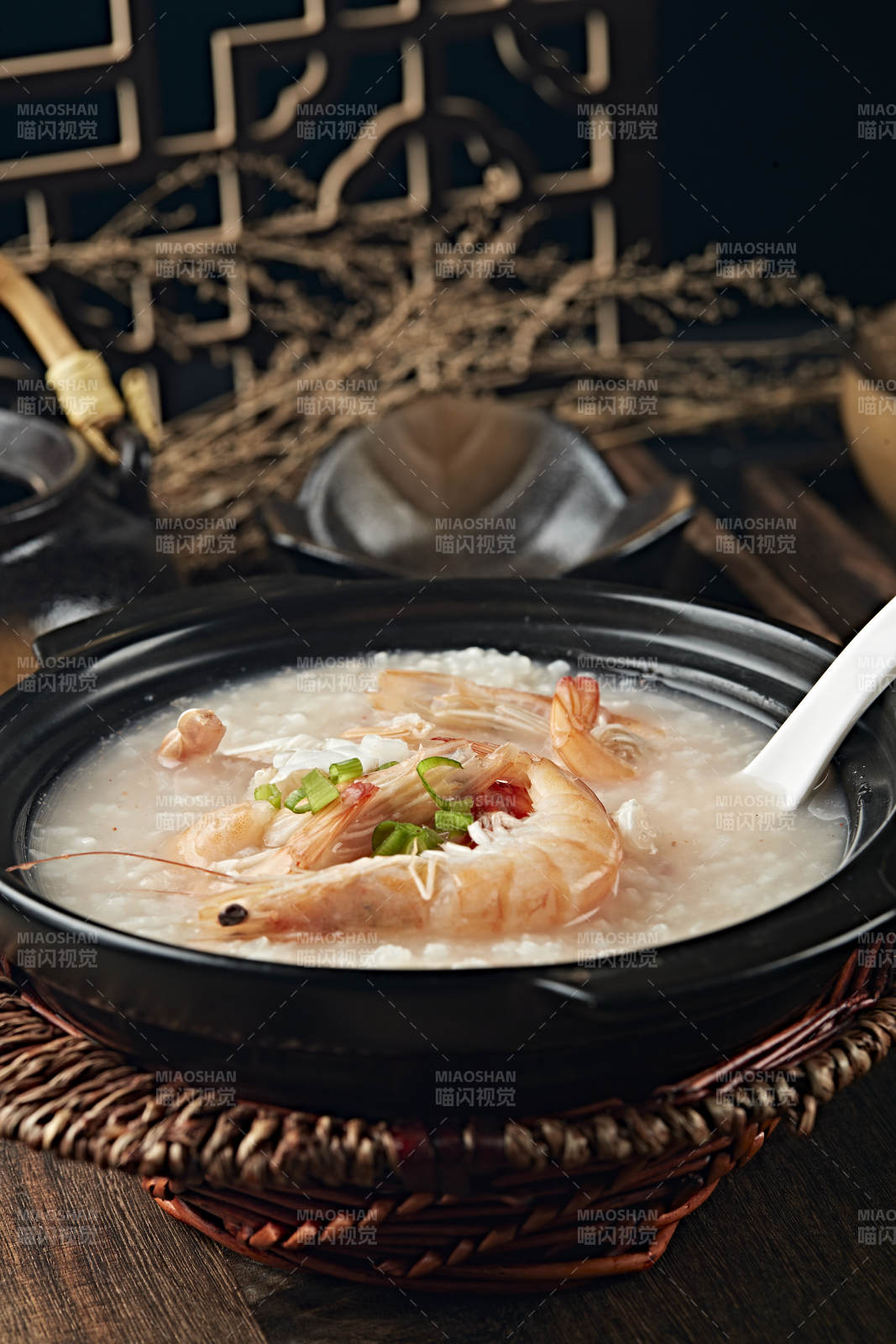 港式砂锅生滚海鲜白粥图片