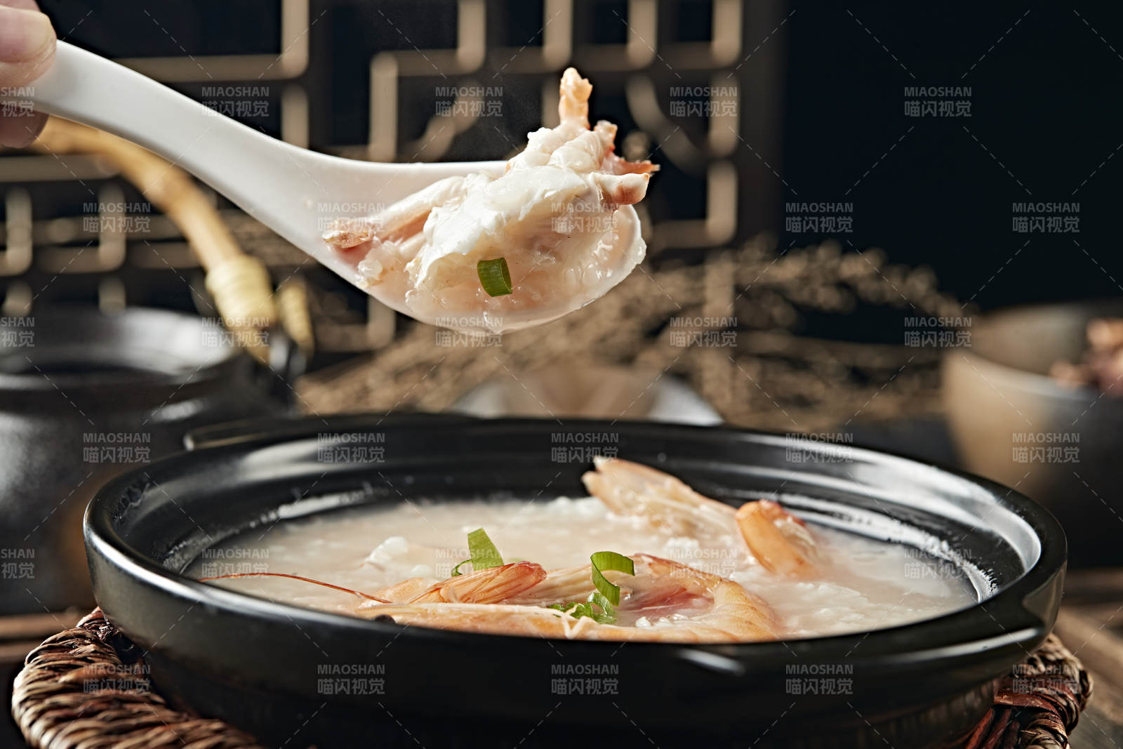 港式砂锅生滚海鲜白粥图片