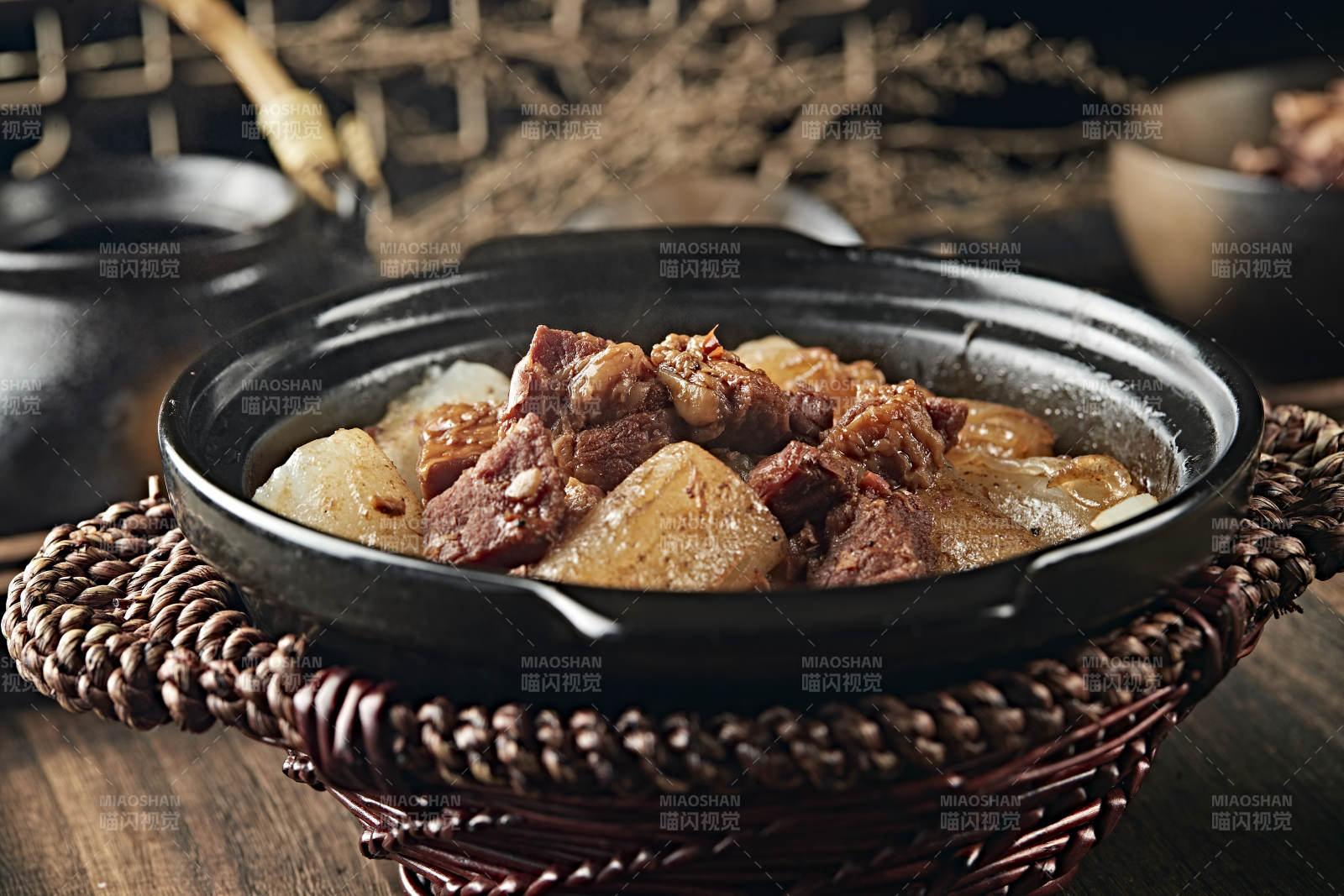 潮汕美食砂锅牛腩煲肠粉图片