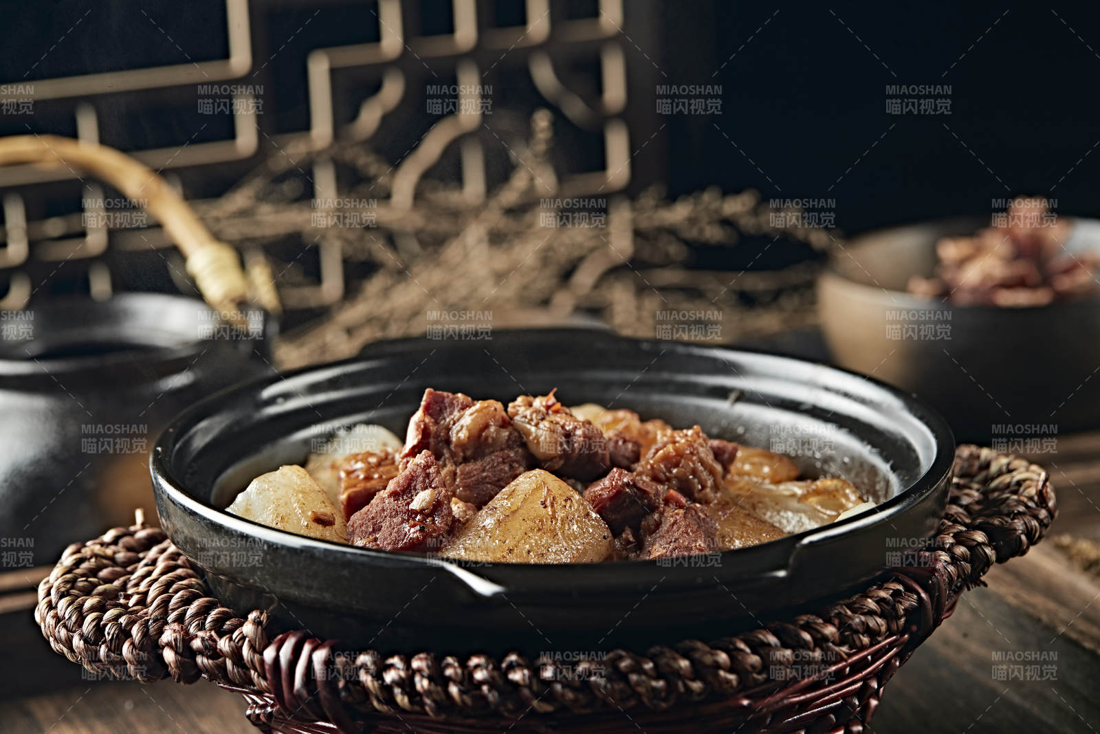 潮汕美食砂锅牛腩煲肠粉图片