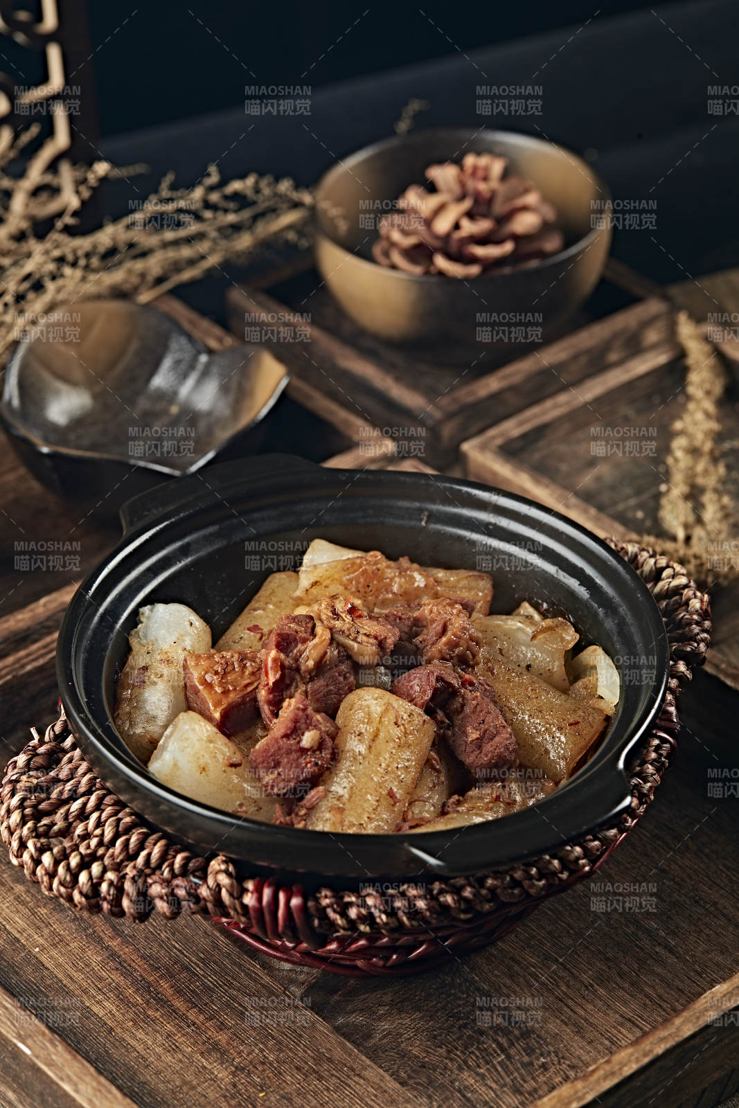 潮汕美食砂锅牛腩煲肠粉图片