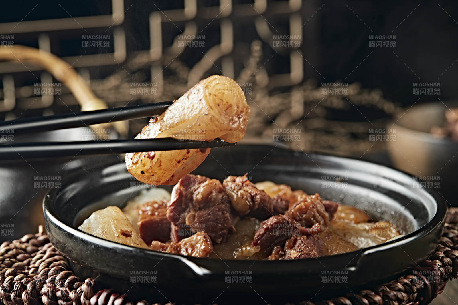 潮汕美食砂锅牛腩煲肠粉图片