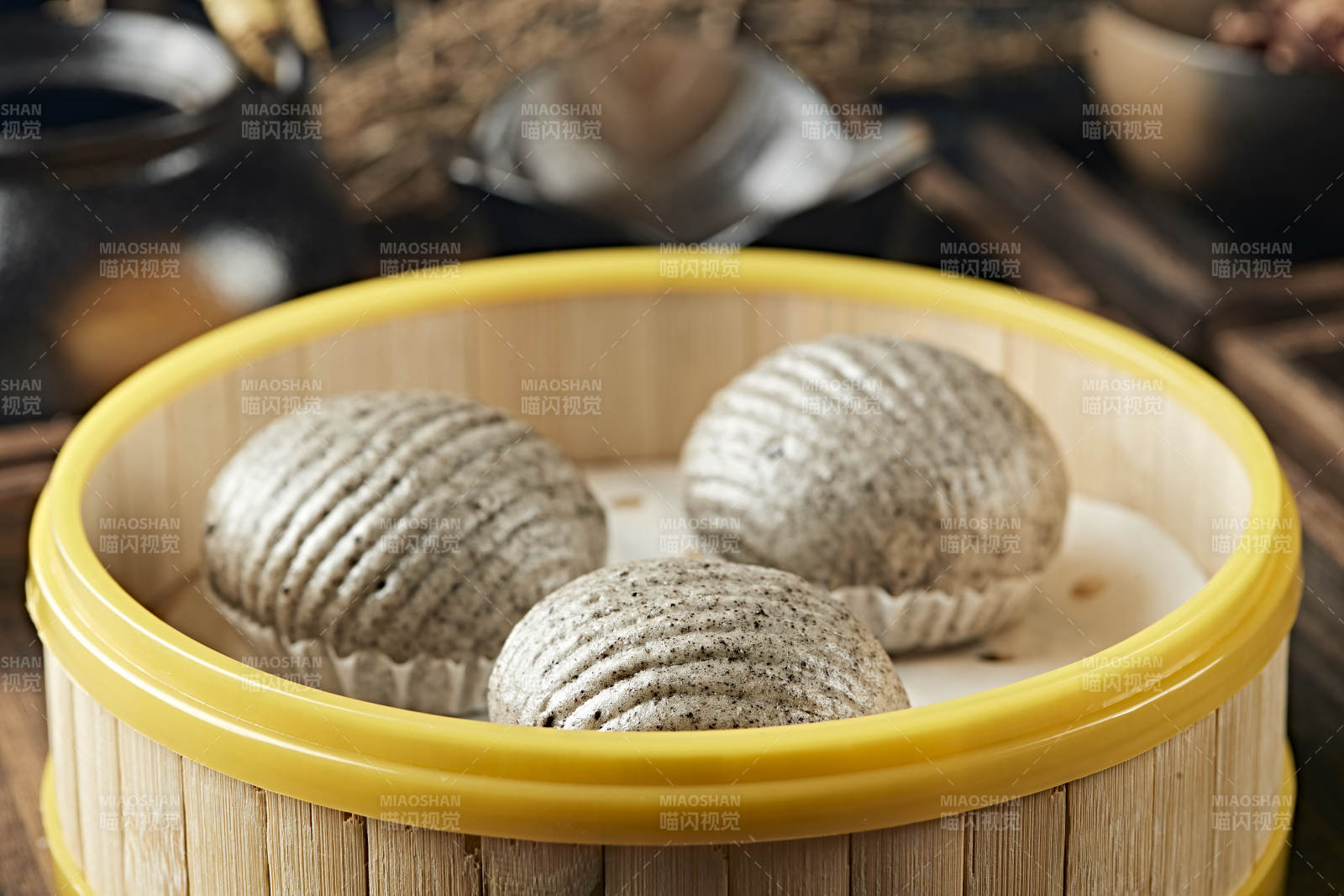 港式茶餐香蒸黑芝麻流沙包图片