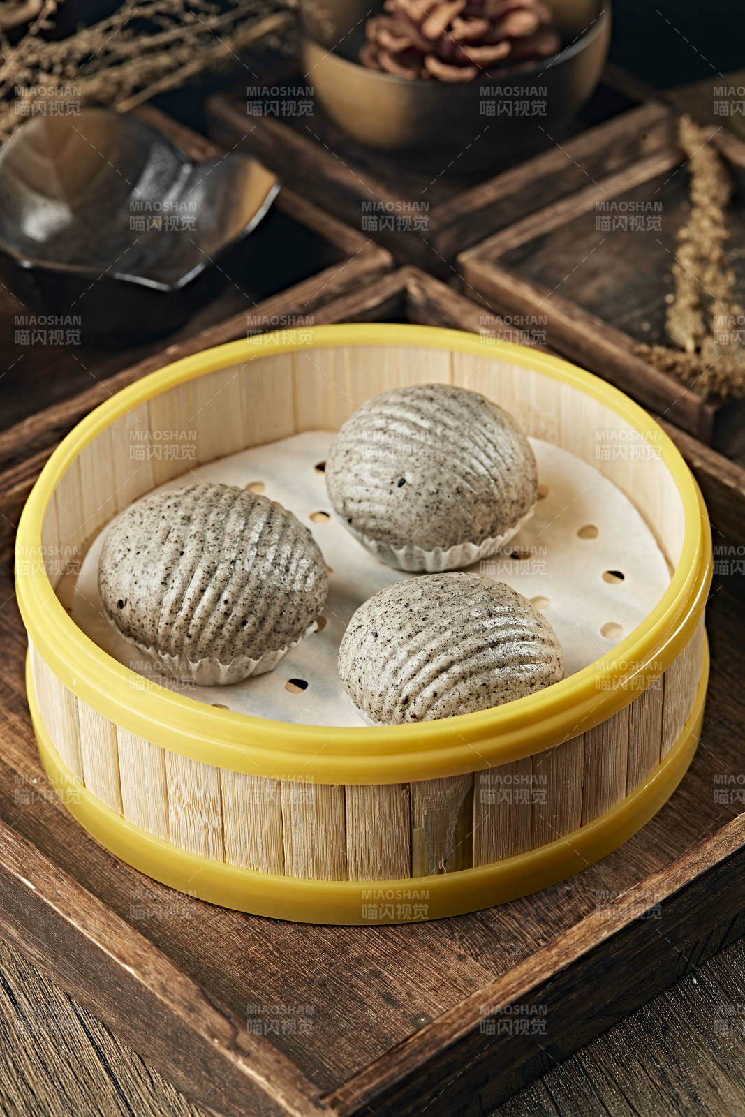 港式茶餐香蒸黑芝麻流沙包图片