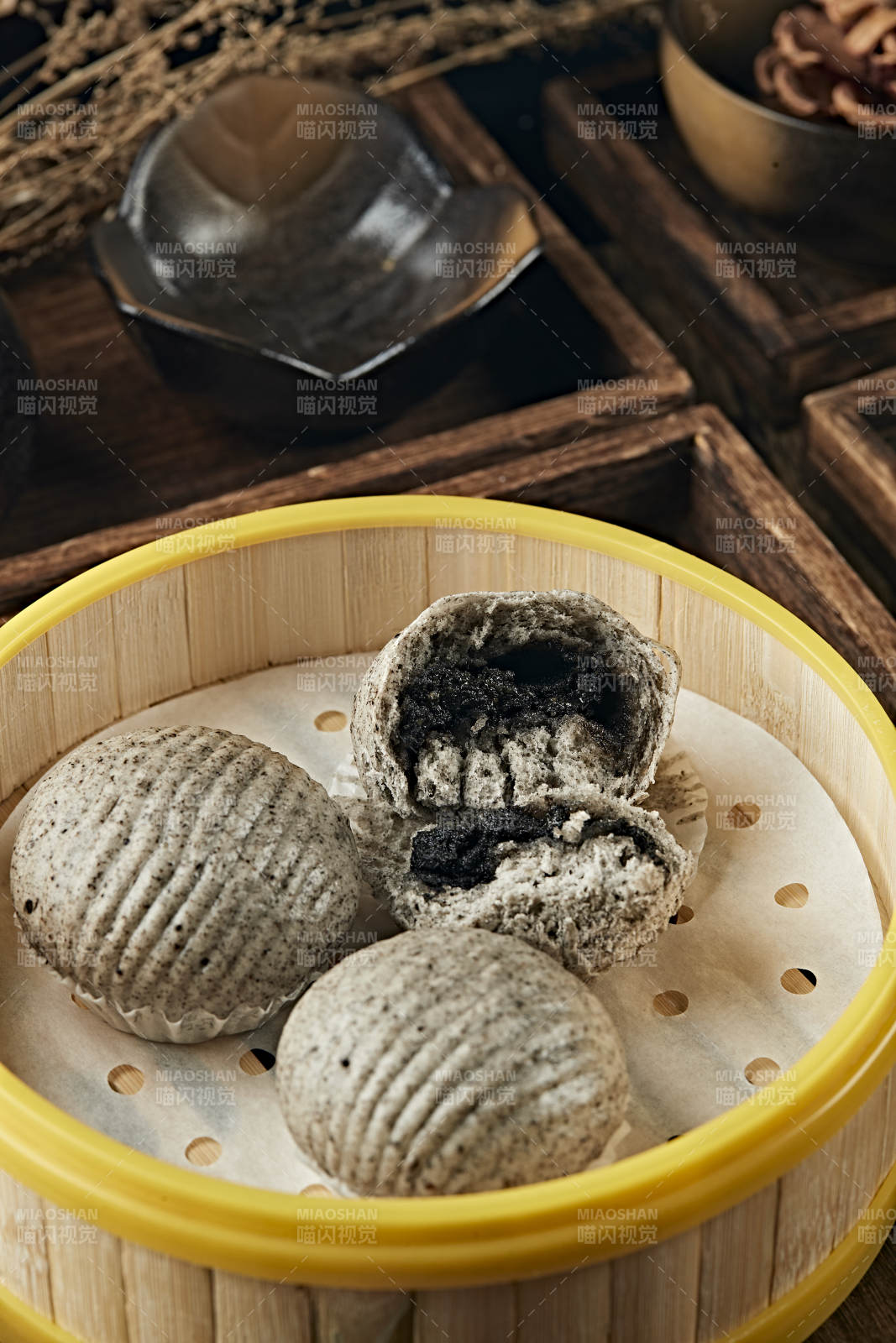 港式茶餐香蒸黑芝麻流沙包图片