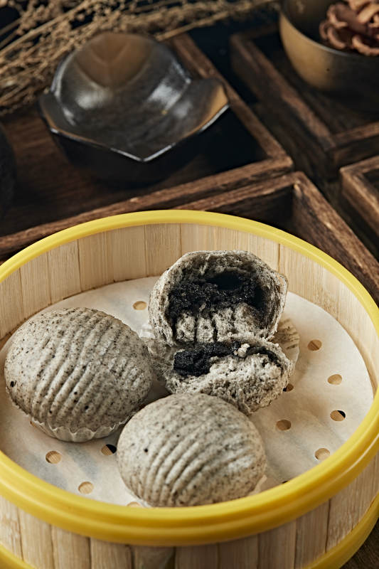 港式茶餐香蒸黑芝麻流沙包图片