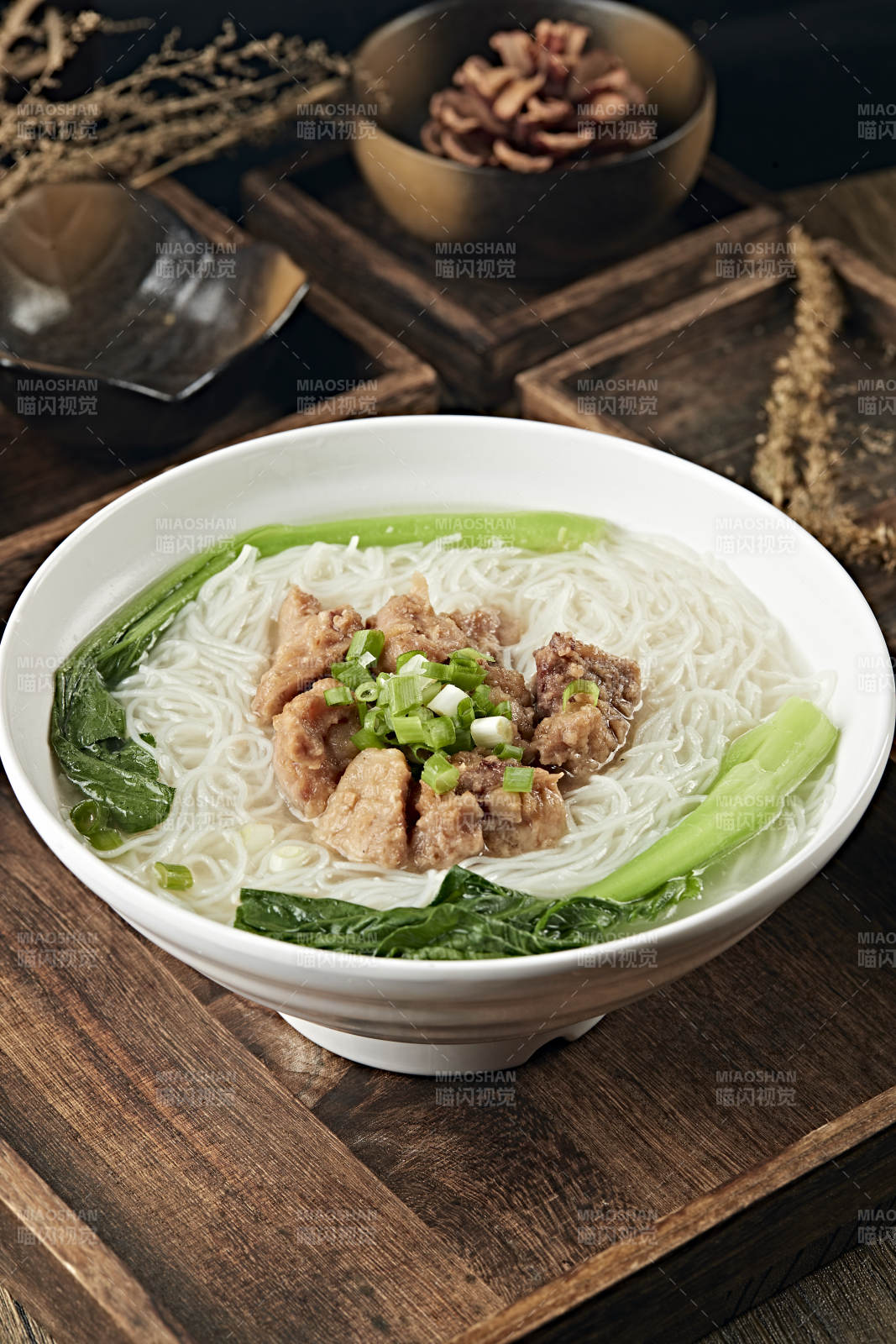 鲜鸡汤粉蒸排骨煮米粉图片