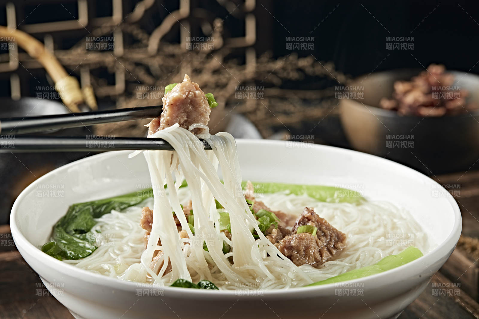 鲜鸡汤粉蒸排骨煮米粉图片