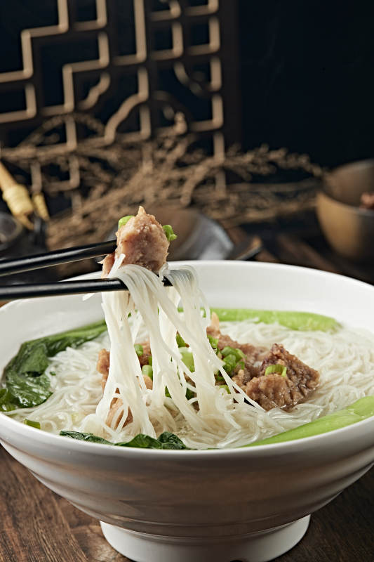 鲜鸡汤粉蒸排骨煮米粉图片