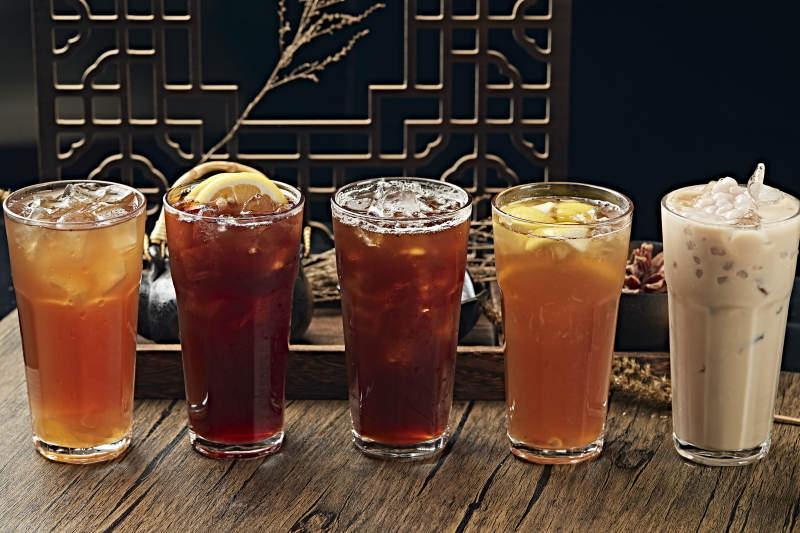 各种冰镇饮料摆放在桌面上图片