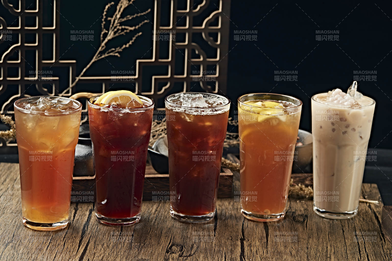 各种冰镇饮料摆放在桌面上图片