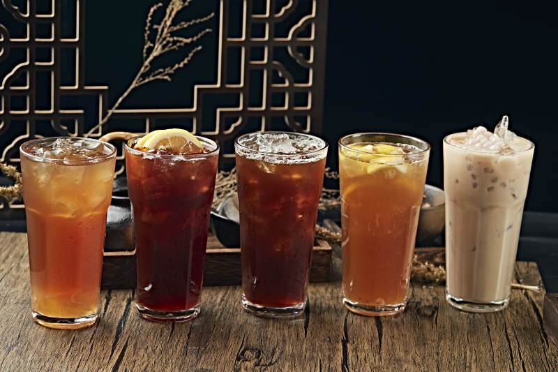 各种冰镇饮料摆放在桌面上图片