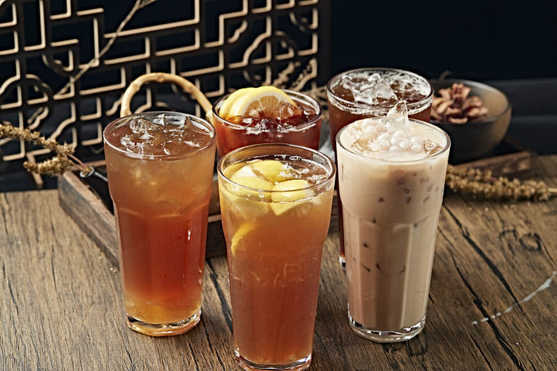 各种冰镇饮料摆放在桌面上图片