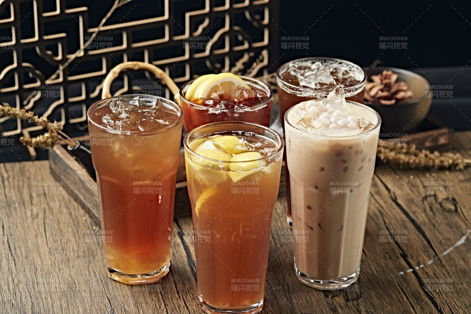 各种冰镇饮料摆放在桌面上图片